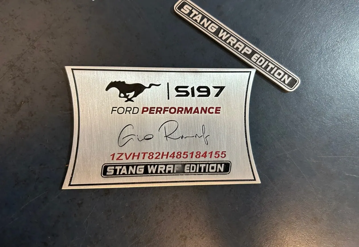 Placa de edición especial para automóvil con número de serie grabado