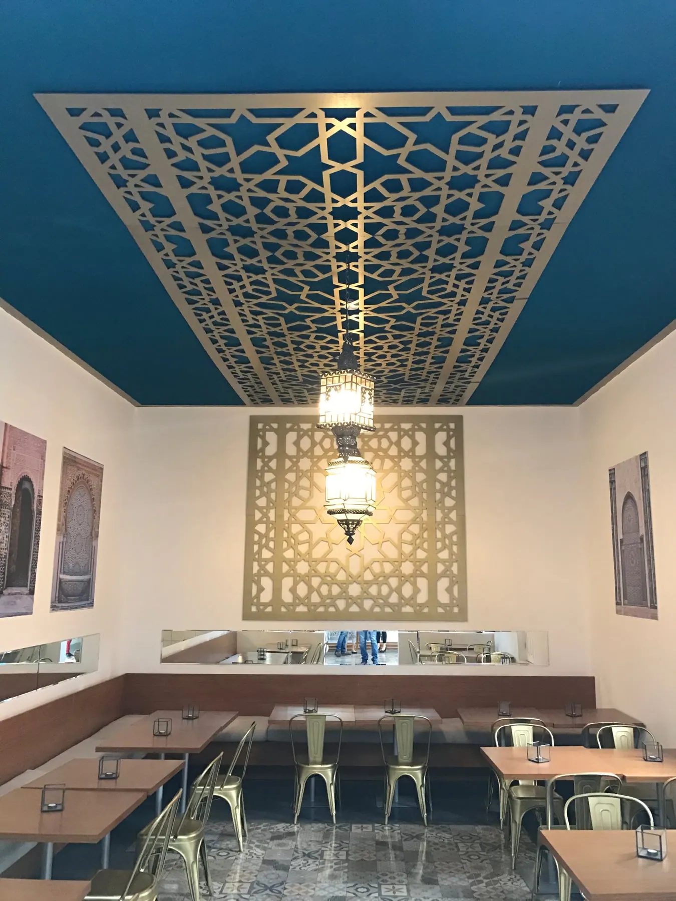 Restaurante con un plafón de celosía calada y una lámpara colgante