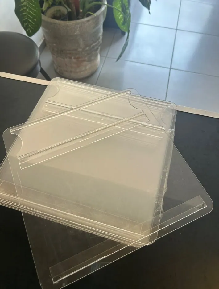Piezas de acrílico transparente para armar un exhibidor