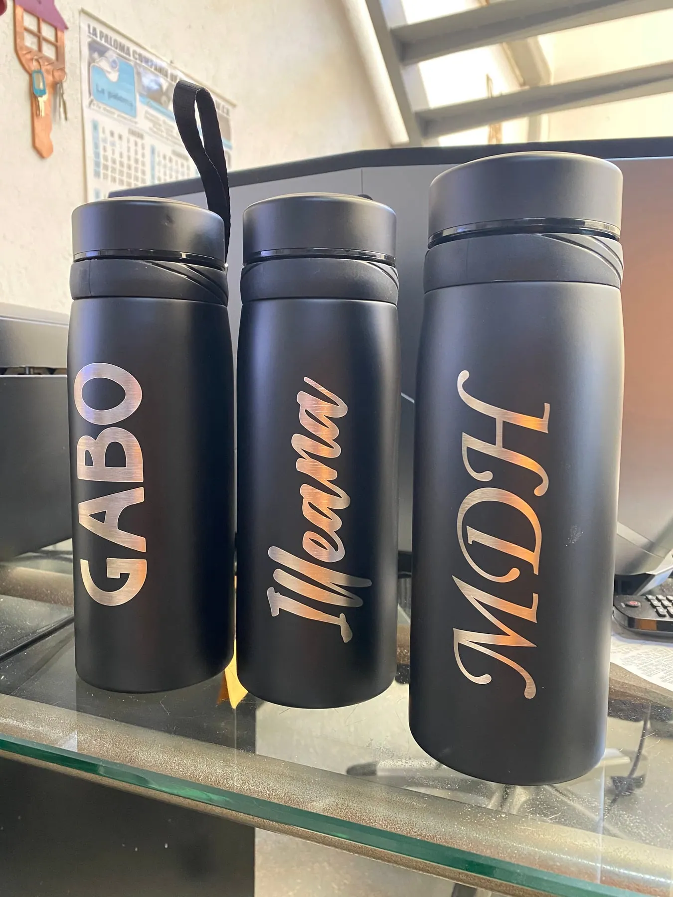Termos negros con nombres grabados