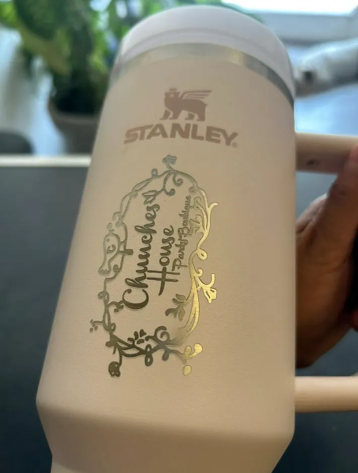Termo beige con un diseño floral grabado
