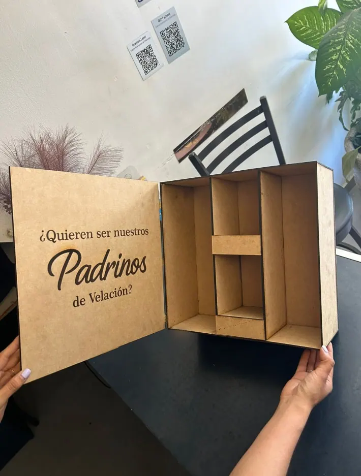 Caja de MDF para invitación con texto grabado y compartimentos