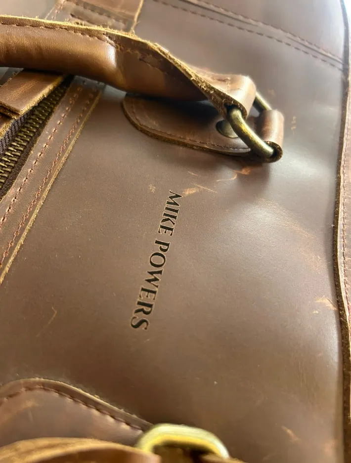 Bolso de piel con un nombre grabado
