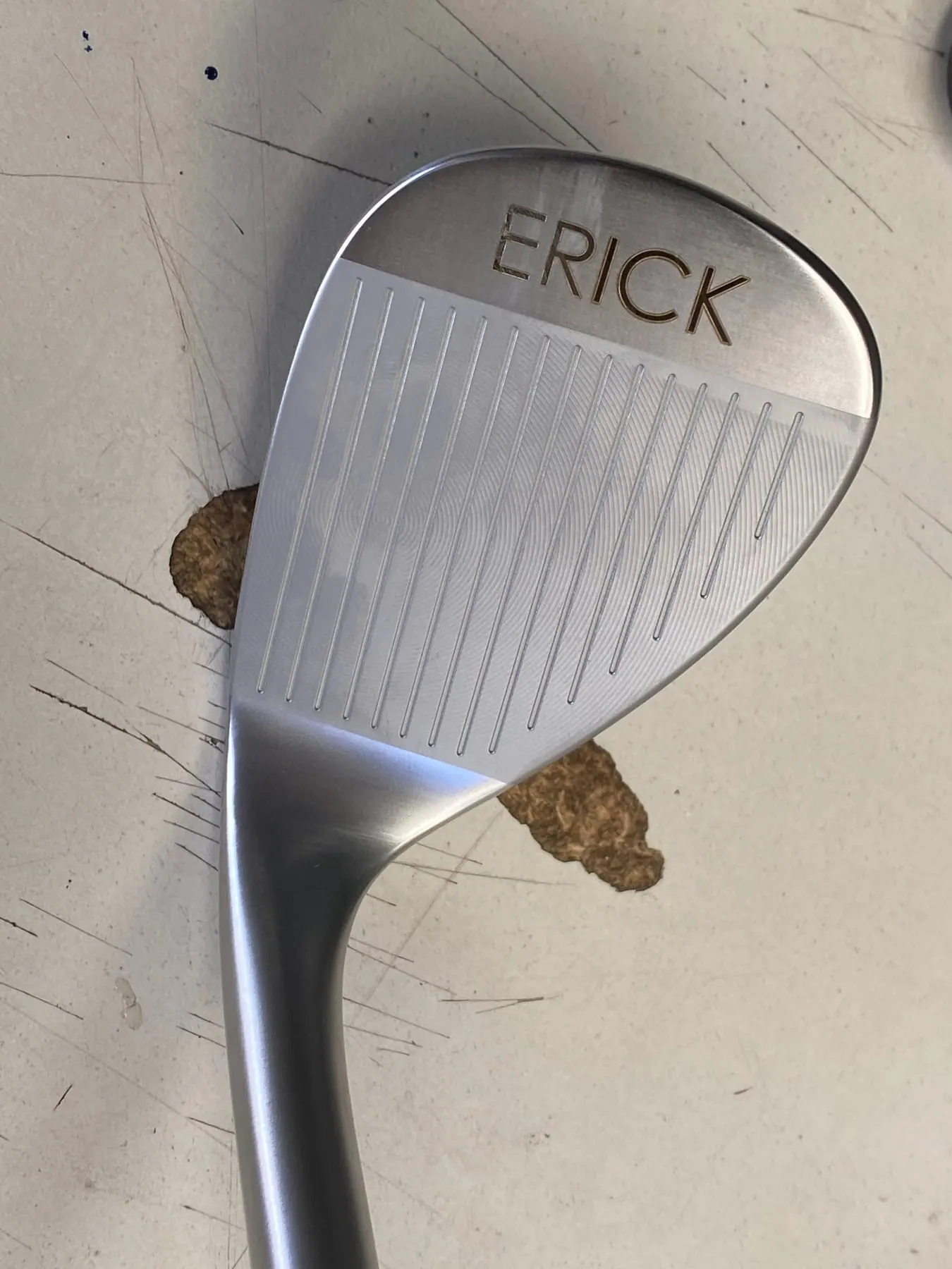 Cabeza de un palo de golf con un nombre grabado