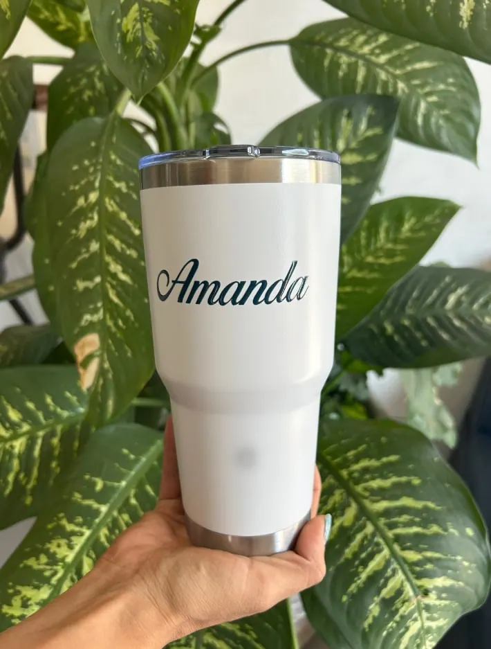 Vaso térmico blanco con un nombre impreso