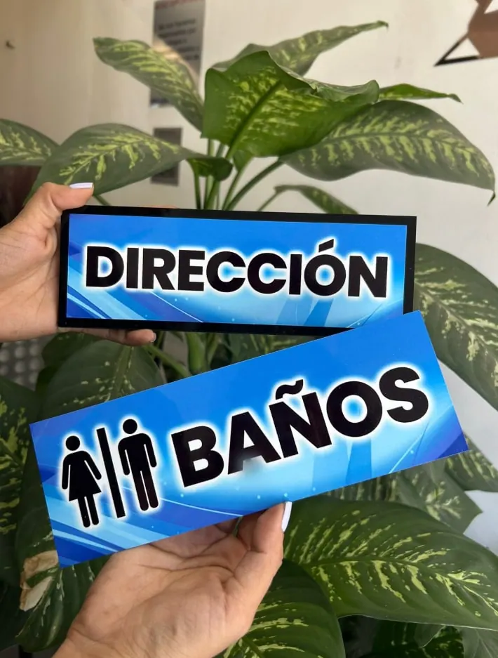 Señales de dirección y sanitarios impresas en azul