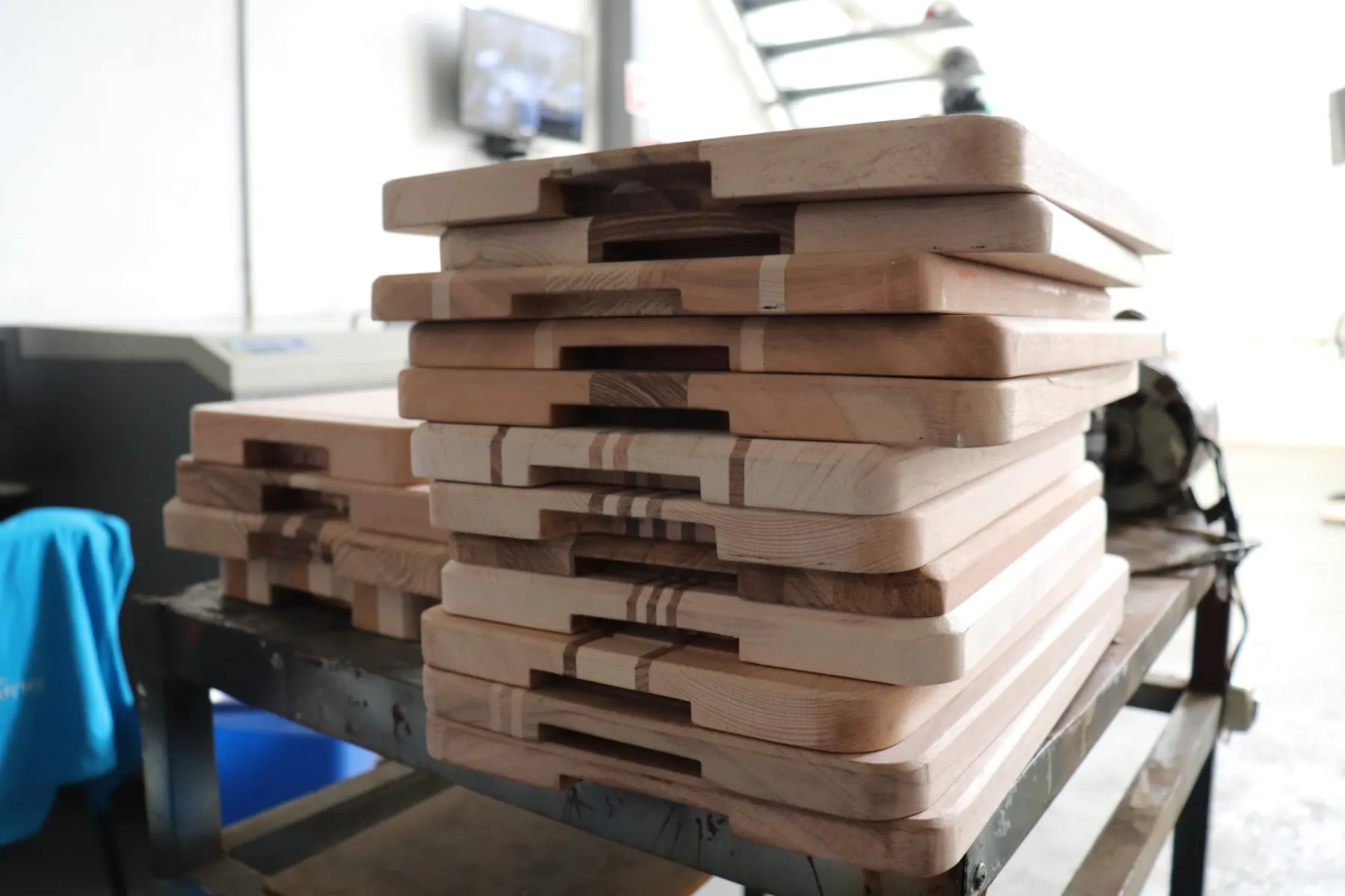Tablas de madera para picar, producidas en serie y apiladas