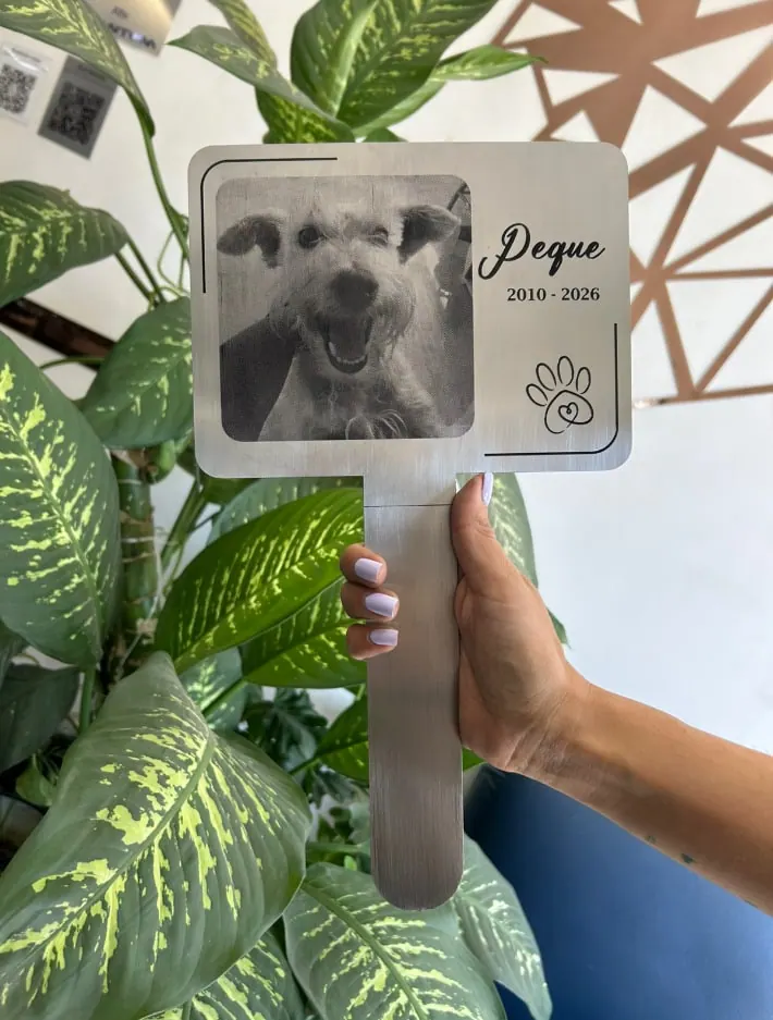 Placa conmemorativa de una mascota con fotografía, sobre estaca metálica