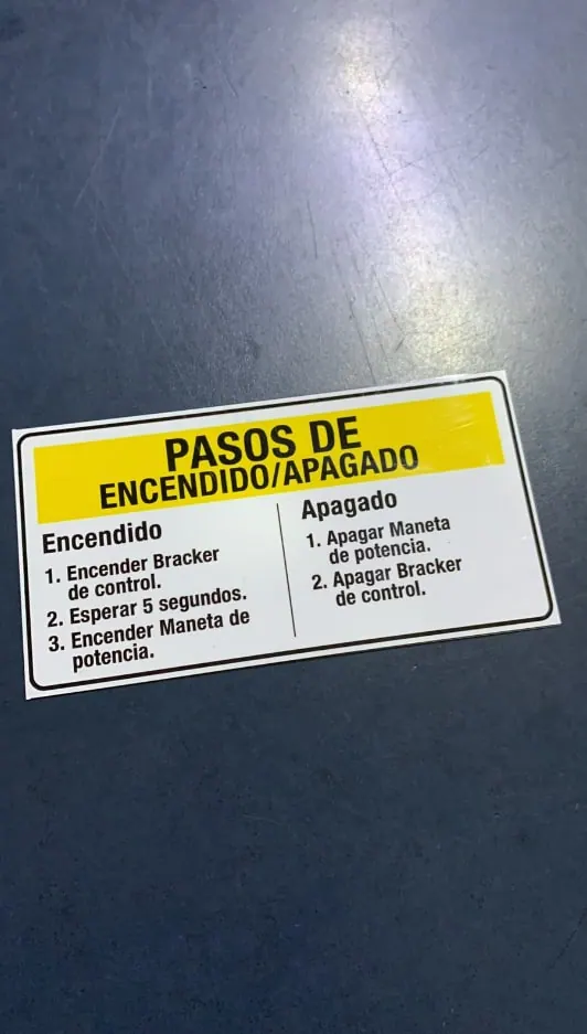 Placa con los pasos de encendido y apagado de un equipo