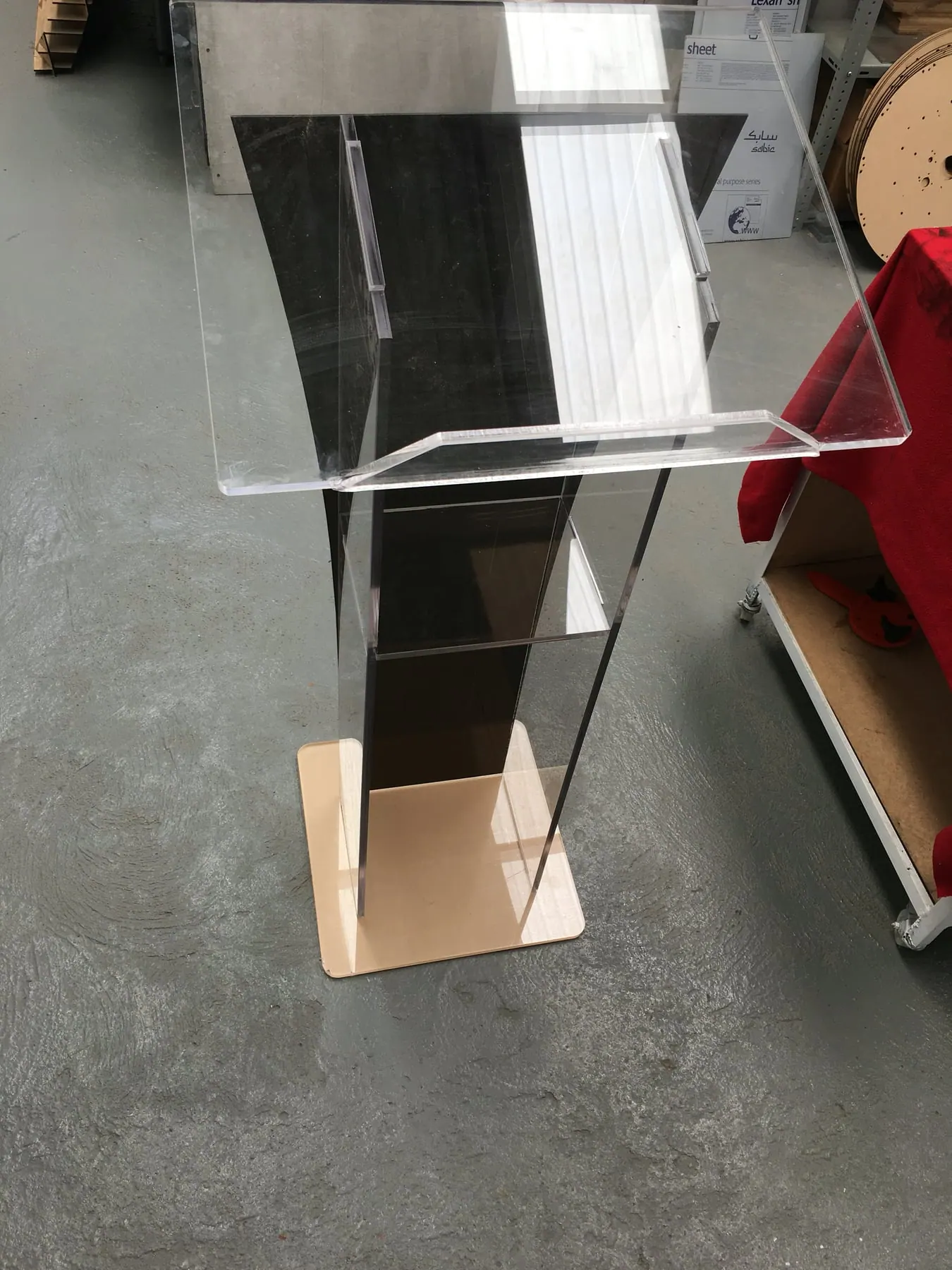 Atril de acrílico transparente con un panel de espejo ahumado